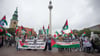 Menschen nehmen an einer propalästinensischen Kundgebung unter dem Motto „Solidarität mit Palästina - Stoppt den Gaza Genozid“ am Neptunbrunnen teil.