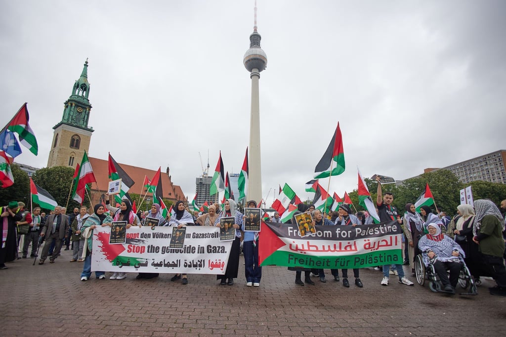 Menschen nehmen an einer propalästinensischen Kundgebung unter dem Motto „Solidarität mit Palästina - Stoppt den Gaza Genozid“ am Neptunbrunnen teil.
