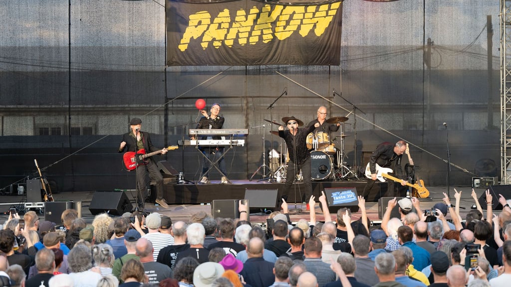 Gut 2.000 Fans kamen zum letzten Konzert der Rockband Pankow in Dresden.
