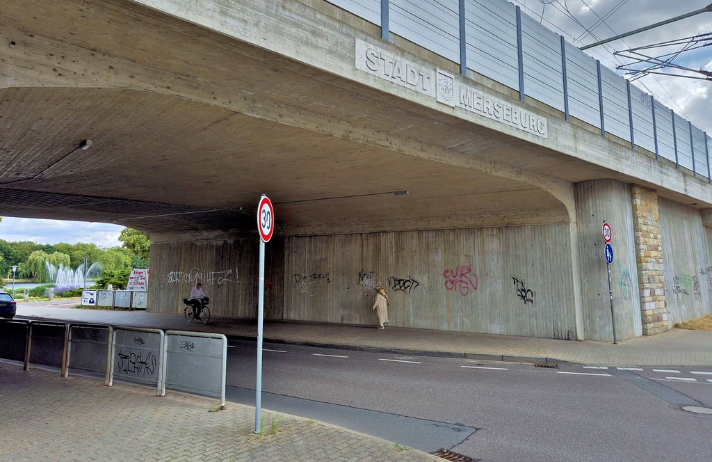 Im Bahntunnel in der Merseburger Teichstraße werden immer wieder neue Graffiti an die Wände gesprüht.