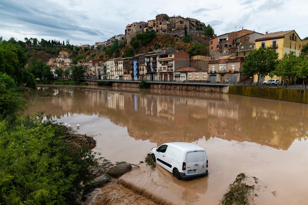 Starke Regenfälle, teils mit Hagel, haben mehrere Regionen in Spanien heimgesucht.