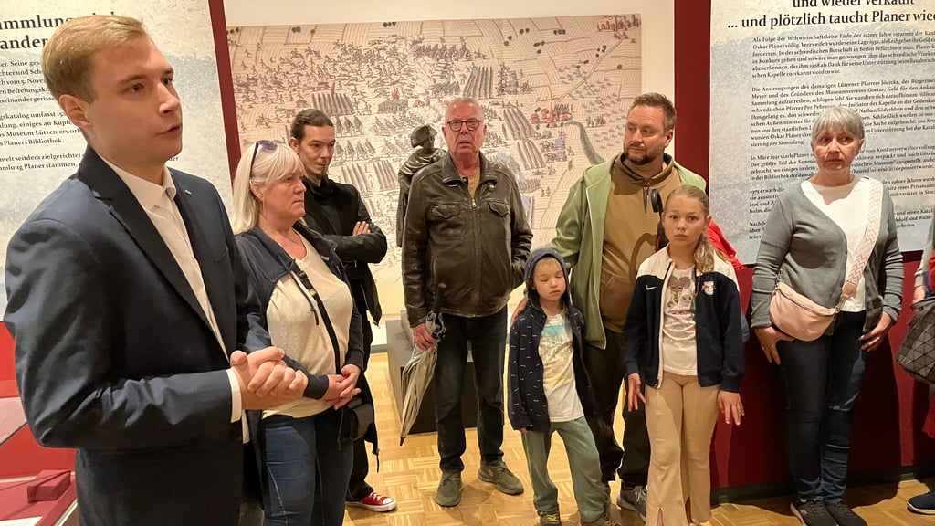 Tom Müller, stellvertretender Museumsleiter, führt durch die Räume des Lützener Museums.