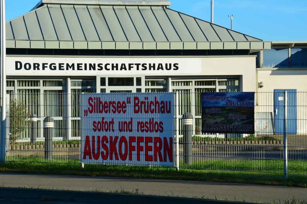 Die Bürger von Kakerbeck und Brüchau haben ihrer Forderung unter anderem mit diesem Transparent am Dorfgemeinschaftshaus Ausdruck verliehen.