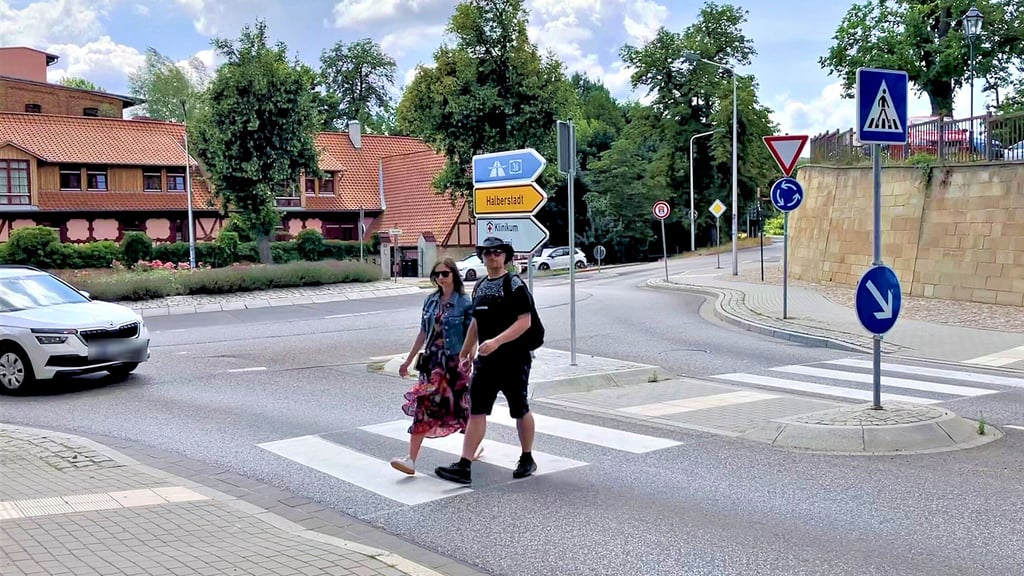 Der Überweg am Kreisverkehr an der Wipertistraße in Quedlinburg ist fertig.