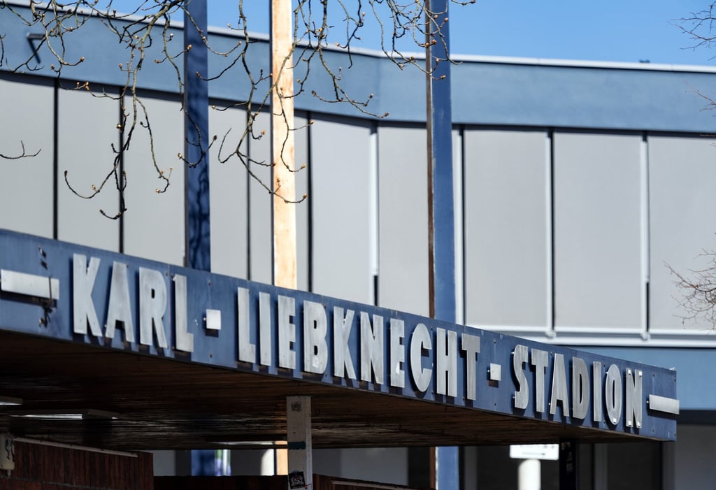 Eine Gruppe unbekannter Täter ist in das Vereinsgebäude des SV Babelsberg 03 im Fußballstadion in Potsdam-Babelsberg eingebrochen. (Archivbild)