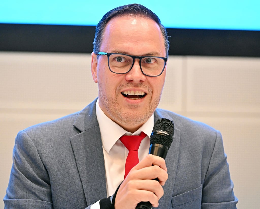 Sachsens Wirtschaftsminister Dirk Panter (SPD) sieht im Zollstreit mit der EU keine Gewinner (Archivbild).