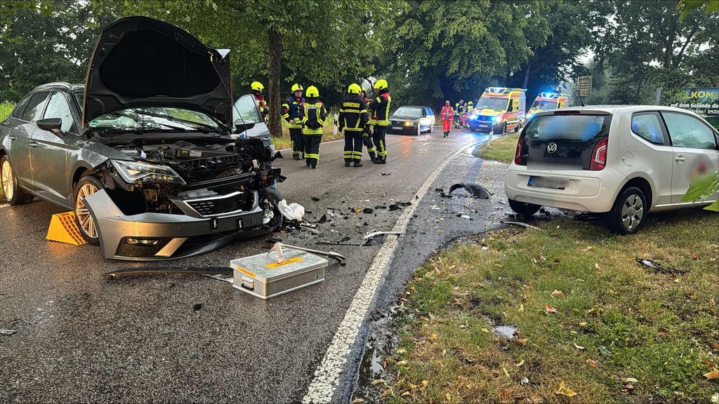 Zwei Autos sind zwischen Raguhn und Jeßnitz zusammengestoßen.