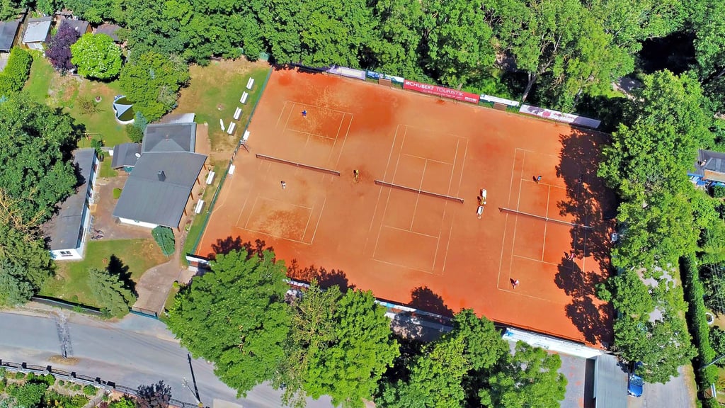 Bisher ist der Tennisverein „Grün-Weiß“ mit drei Plätzen ausgekommen. Nun sollen zwei weitere auf der anderen Seite des Vereinshauses entstehen.