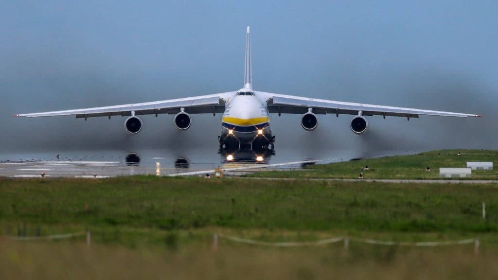 Eine Antonow 124 (An-124), das größte Frachtflugzeug der Welt, spiegelt sich beim Start im Hitzeflimmern der Startbahn vom Flughafen Leipzig/Halle. Die ukrainische Antonov Airlines fliegt regelmäßig Transporte mit dieser Maschine.