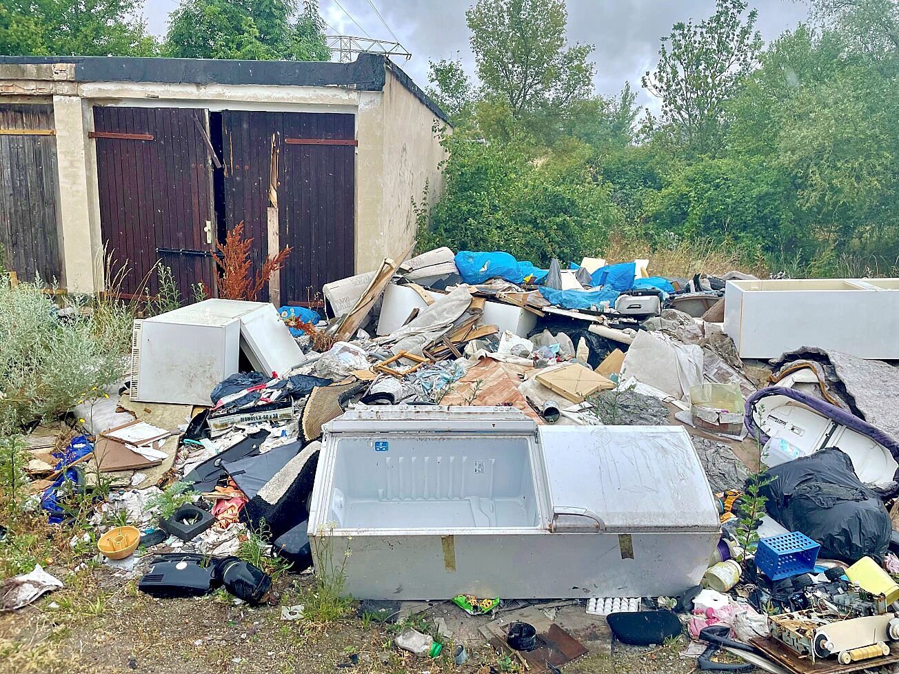 Einwohner sind erzürnt: Müllecken und übervolle Container im Stadtgebiet von Schönebeck nerven