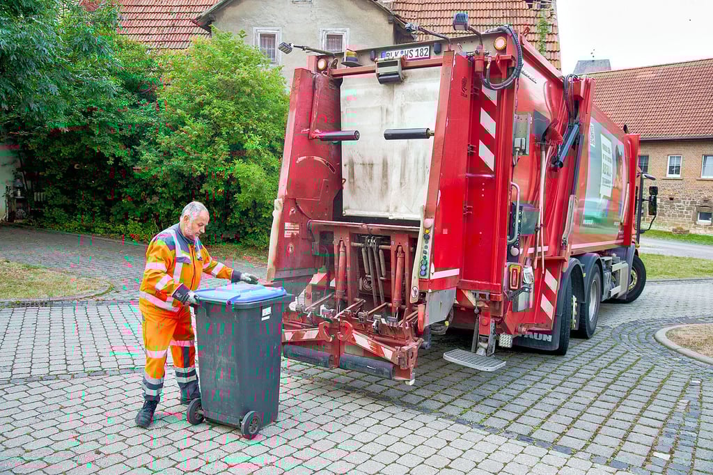 Wenn die Mülltonnen mit den Griffen zur Straße hin abgestellt werden, erleichtert das die Arbeit der Mitarbeiter des Sammelfahrzeugs. Matthias Barth auf seiner Tour durch den Burgenlandkreis.