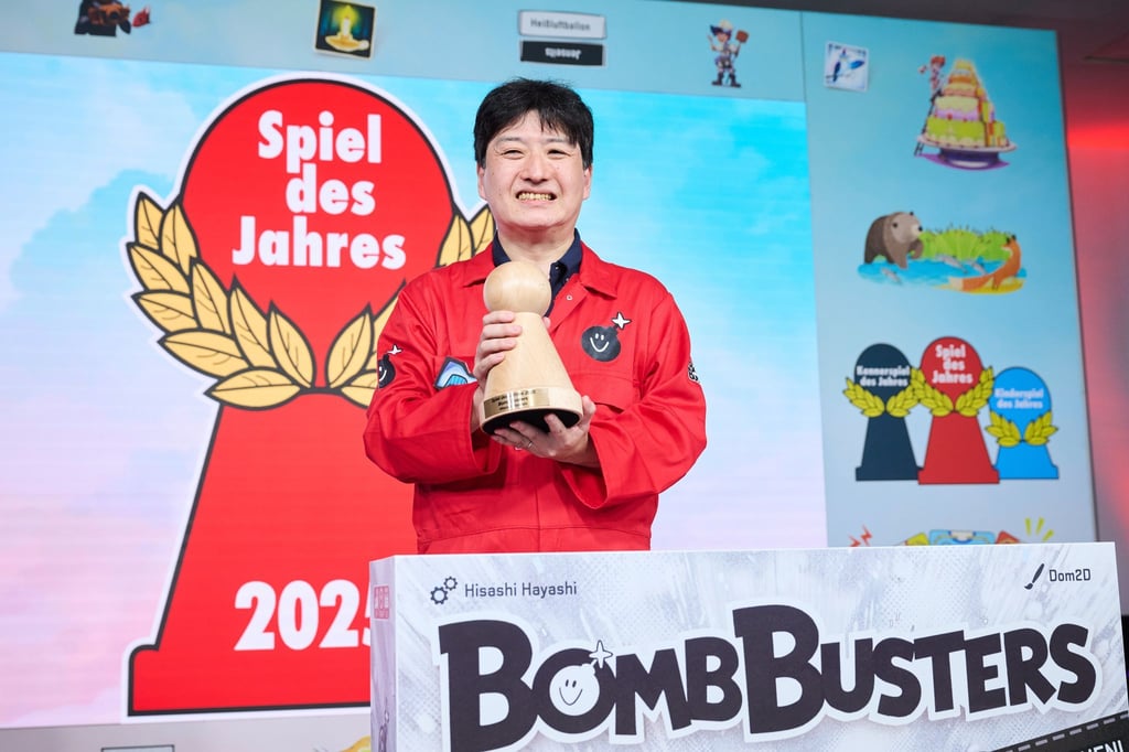 Brettspielautor Hisashi Hayashi gewann mit „Bomb Busters“ die Auszeichnung „Spiel des Jahres“ 2025.
