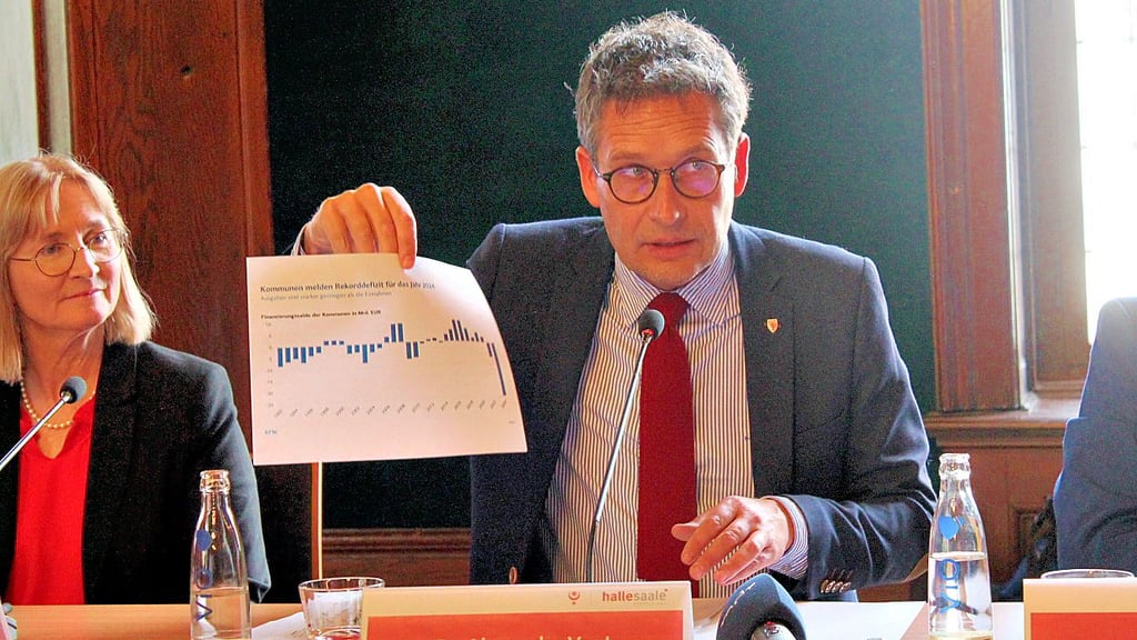 Die Zahlen sehen schlecht aus – Halles OB Alexander Vogt will Geld sparen.