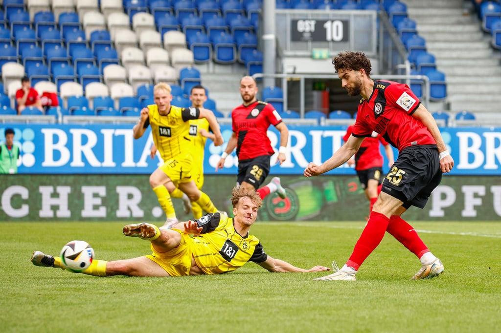 Yannik Lührs (liegend) mit vollem Körpereinsatz: Der Verteidiger spielt für die Zweite von Borussia Dortmund.