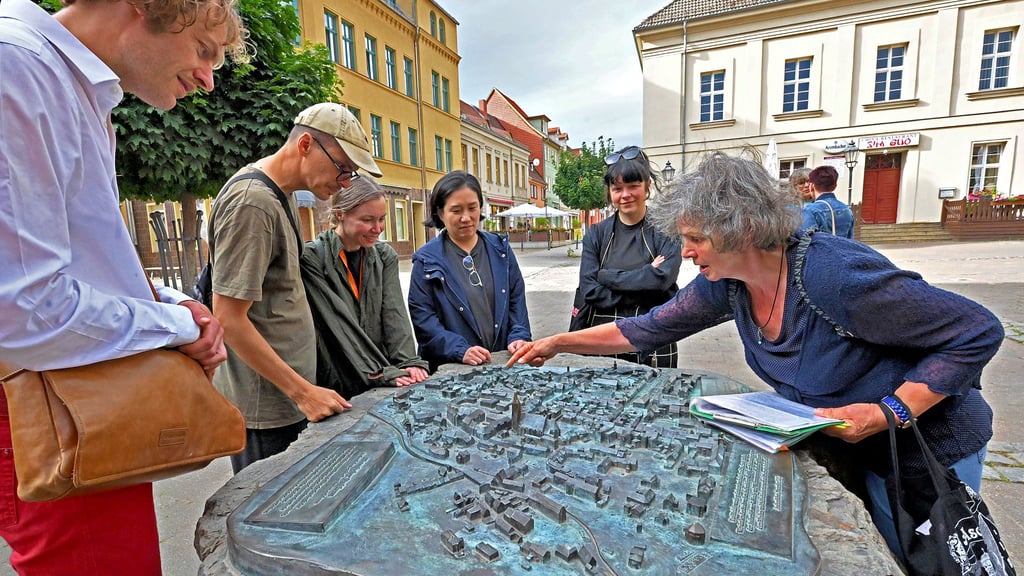 Bei einer Stadtführung mit Regina Wichmann (rechts) haben die Teilnehmer des diesjährigen internationalen Sommerateliers Michiel Frielink aus den Niederlanden, Simon Sieradzki und Clare Wohlnick aus Australien, Jina Park aus Südkorea und die Österreicherin Anna Firmberger (von links) Aschersleben bereits ein bisschen erkundet.