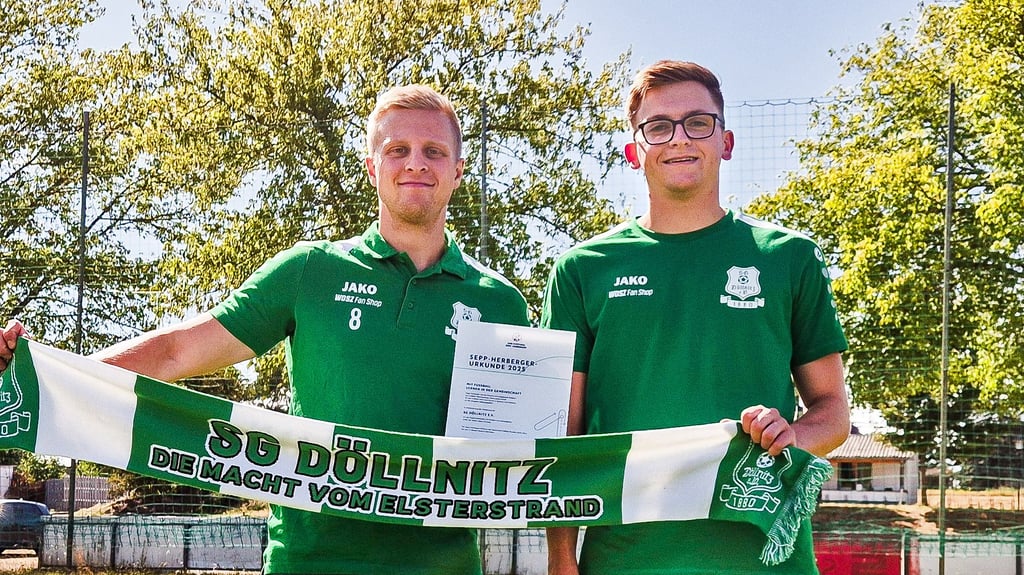Die Vorstandsmitglieder Fabian Kropla (l.) und Felix Schräpler von der SG Döllnitz freuen sich über die Auszeichnung mit der Sepp-Herberger-Urkunde.