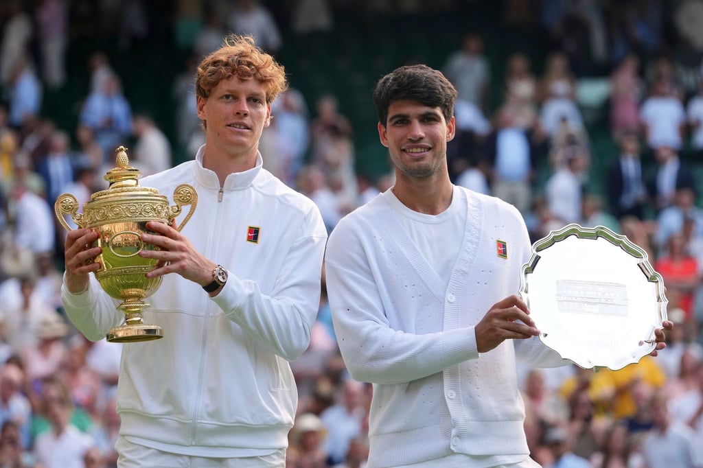 Jannik Sinner (l) entthront Carlos Alcaraz in Wimbledon.