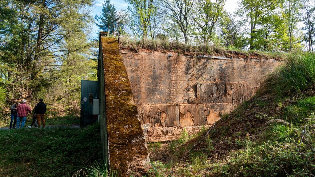 Früher geheim, heute Lagerstätte für Whiskyfässer: Der einstige Nato-Bunker wird von einer Destillerie genutzt.
