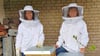 Doreen Lehmann (links) und Christiane Lange sind die „Bienenschwestern“ aus Jerichow.