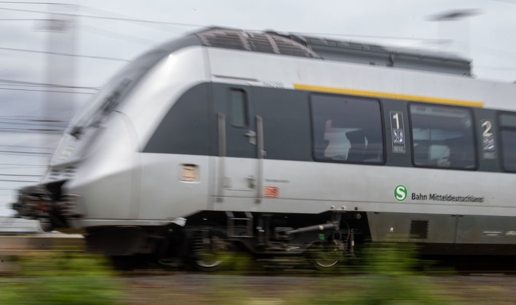 Zwischen Bitterfeld und Halle ist eine Vierjährige kurzzeitig allein mit dem Zug gereist. (Symbolbild)
