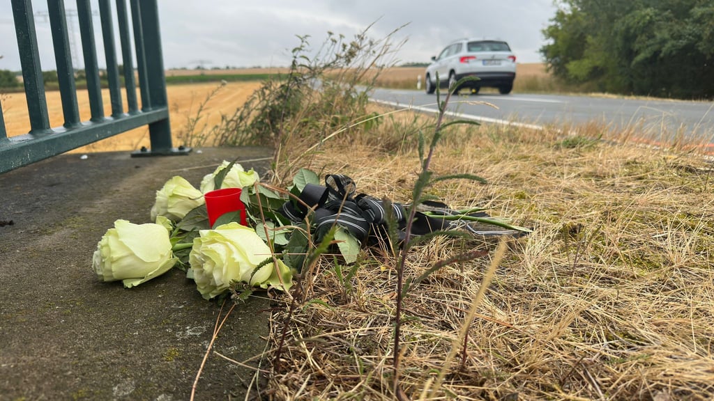 An der Unfallstelle auf dem Sotterhäuser Weg zwischen Sangerhausen und Othal, an der am Freitagabend eine Frau nach einem Verkehrsunfall verstarb, liegen Blumen.