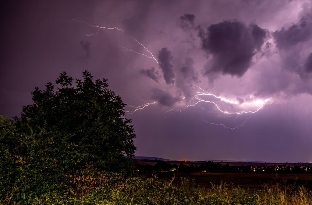 Der Deutsche Wetterdienst warnt vor schweren Gewittern und Starkregen am Sonntagnachmittag in Sachsen-Anhalt.