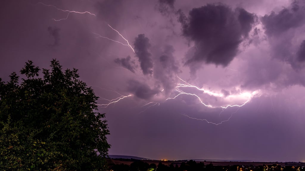 Der Deutsche Wetterdienst warnt vor schweren Gewittern und Starkregen am Sonntagnachmittag in Sachsen-Anhalt.