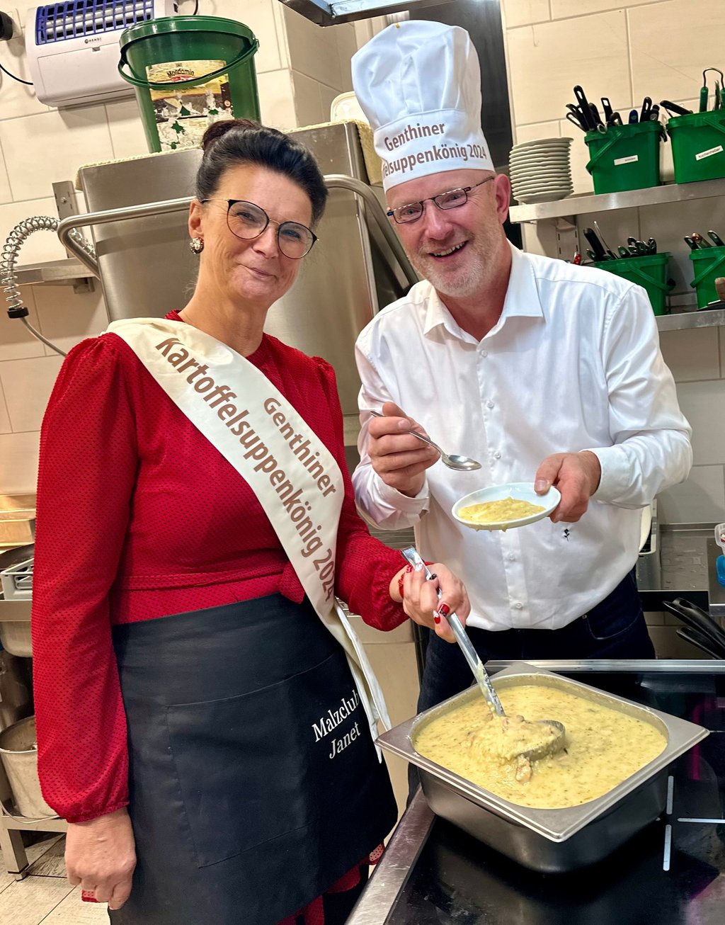 Janett Weigelt und Gerry Weber mit der preisgekrönten Kartoffelsuppe.