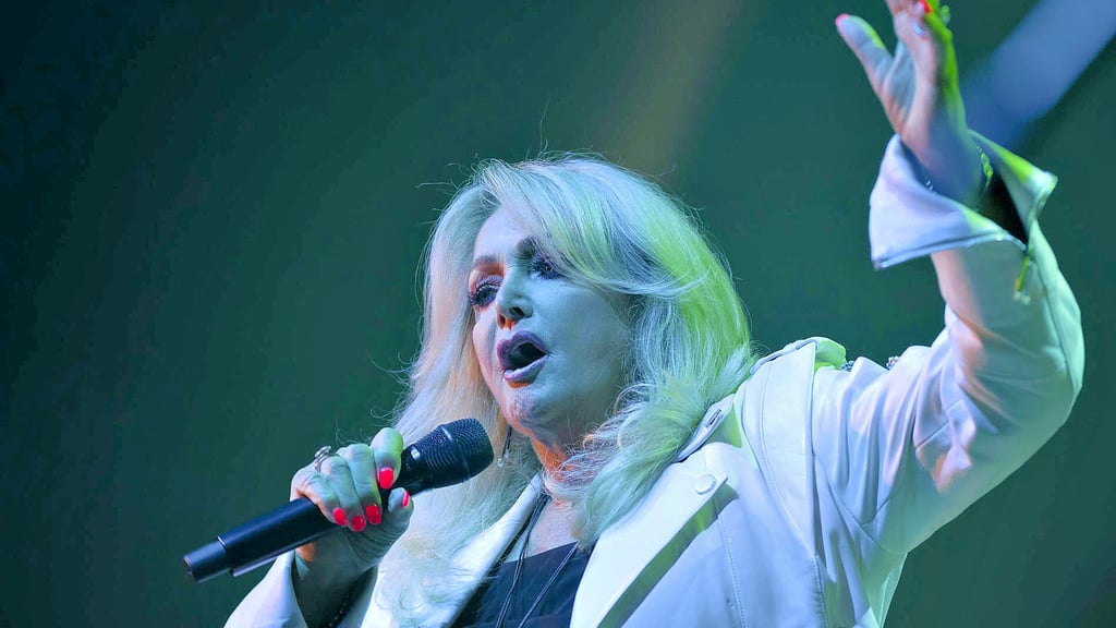 Reibende, kratzende, seelenvolle Stimme: Sängerin Bonnie Tyler spielte zusammen mit Chris Norman auf der Peißnitz in Halle. 4000 Fans waren live beim Konzert dabei.