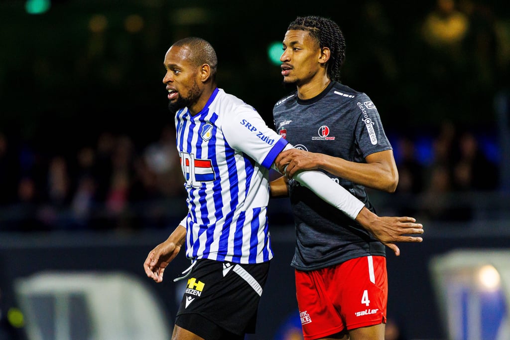 Redouane Halhal (re.), im Trikot von Helmond Sport, wo er über ein Jahr lang hin ausgeliehen wurde.