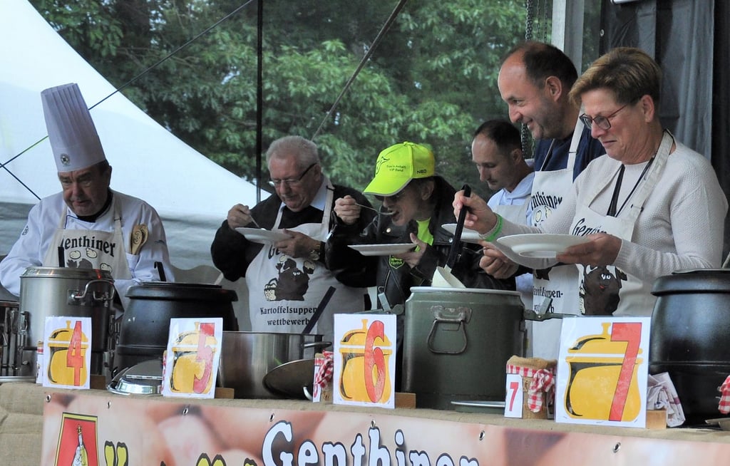 In Genthin verkostet eine prominente Jury Kartoffelsuppen.