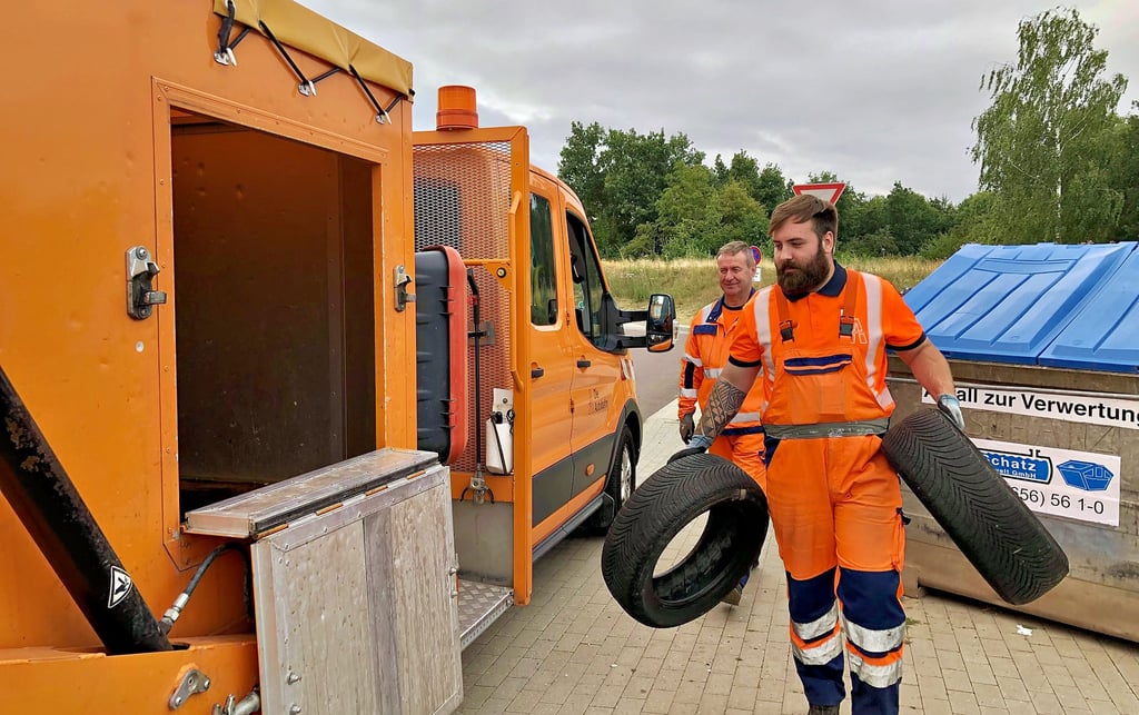 Sogar alte Reifen wurden von Unbekannten einfach an der Autobahnraststätte Osterfeld abgelegt. Straßenwärter Florian Krebs sammelt sie ein.