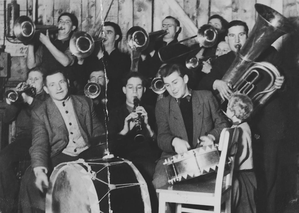 Dieses Foto von 1955 - aus dem Gründungsjahr der Blaskapelle - zählt zu den Schätzen im Album der Hörsinger.