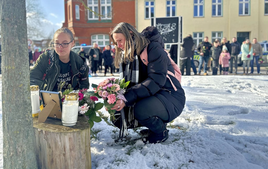 In einem besonders drastischen Fall von Partnerschaftsgewalt in Genthin startet nächste Woche der Prozess: Angehörige legen zum Gedenken an die 20-jährige Anna-Lena Blumen nieder.