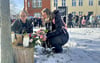 Ein besonders drastischer Fall von Partnerschaftsgewalt in Genthin: Angehörige legen im Februar zum Gedenken an die 20-jährige Anna-Lena Blumen nieder. 