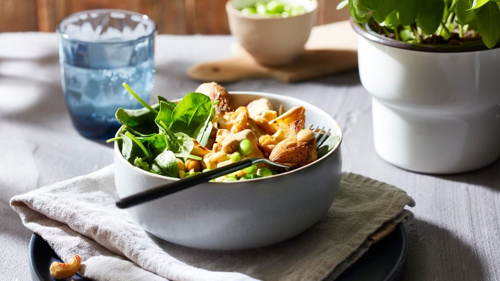 Punktet mit Proteinen: Die Kartoffel-Fitness-Bowl mit Cashewkernen und Kichererbsen ist vielseitig und einfach zubereitet.