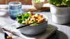Punktet mit Proteinen: Die Kartoffel-Fitness-Bowl mit Cashewkernen und Kichererbsen ist vielseitig und einfach zubereitet.