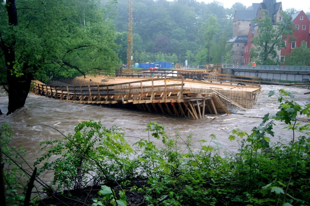 Die Zwickauer Mulde wurde zuletzt 2013 von einem starken Hochwasser heimgesucht und soll besser gesichert werden (Archivbild).
