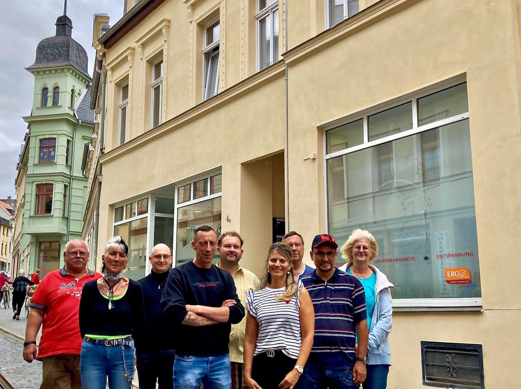 Glückliche Mieter: Fahrschullehrer Alexander Cichy (4. von links), Ergotherapeutin Mandy Nahrstedt (4. von rechts) und Mitglieder ihrer Selbsthilfegruppen.