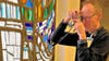 Lachlan Finlayson beim Fotografieren der Beton-Glasfenster im Landtag. 