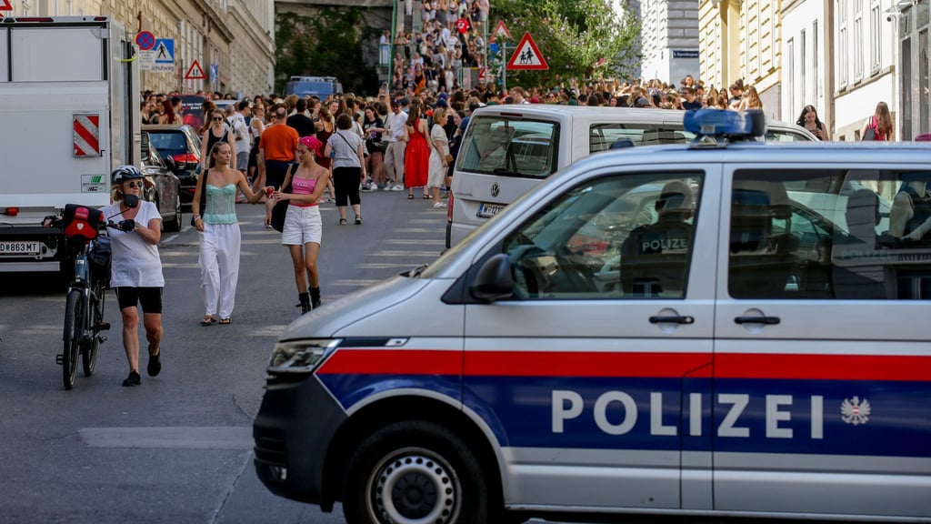 Ein Polizeiauto steht in der Nähe von versammelten „Swifties“, nachdem im Sommer 2024 Konzerte abgesagt wurden aus Angst vor einem Terroranschlag. (Archivbild)