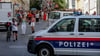 Ein Polizeiauto steht in der Nähe von versammelten „Swifties“, nachdem im Sommer 2024 Konzerte abgesagt wurden aus Angst vor einem Terroranschlag. (Archivbild)