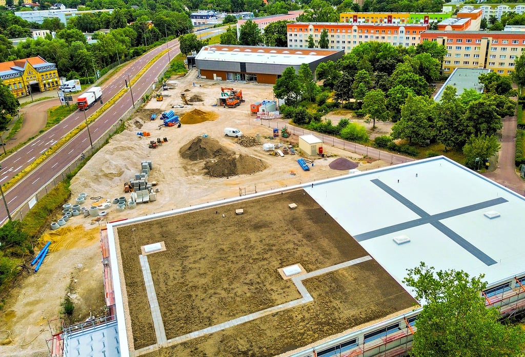 Blick auf die Baustelle am Roßmarkt in Merseburg. Hier entstehen ein Lidl- (vorn) und ein Rewe-Supermarkt.