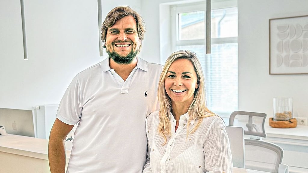 Das aus Staßfurt beziehungsweise Hohenerxleben stammende Ärzte-Ehepaar Dr. Robert und Dr. Carolin Flieger fühlt sich sichtlich wohl am Greifswalder Bodden und hier in der Praxisgemeinschaft in Grimmen.