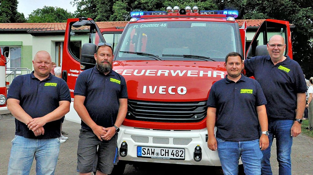 Marcus Peysa (von links), Martin Schmidt, LeonardoWernecke und Ralf Hoffmann vor dem neuen Fahrzeug der Chüttlitzer Ortswehr.