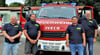 Marcus Peysa (von links), Martin Schmidt, LeonardoWernecke und Ralf Hoffmann vor dem neuen Fahrzeug der Chüttlitzer Ortswehr.