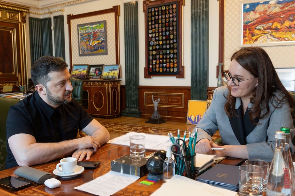 Der ukrainische Präsident Wolodymyr Selenskyj beauftragt die stellvertretende Ministerpräsidentin Julia Swyrydenko mit einer Regierungsumbildung.