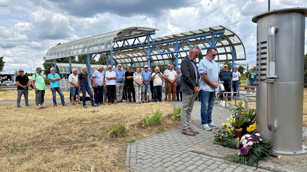 OB-Vertreter Stefan Hermann (l.) und Stadtratsvorsitzender Henning Dornack legen zur Erinnerung an die Opfer ein Blumengebinde nieder.