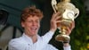 Jannik Sinner präsentiert die Trophäe für den Wimbledonsieg.