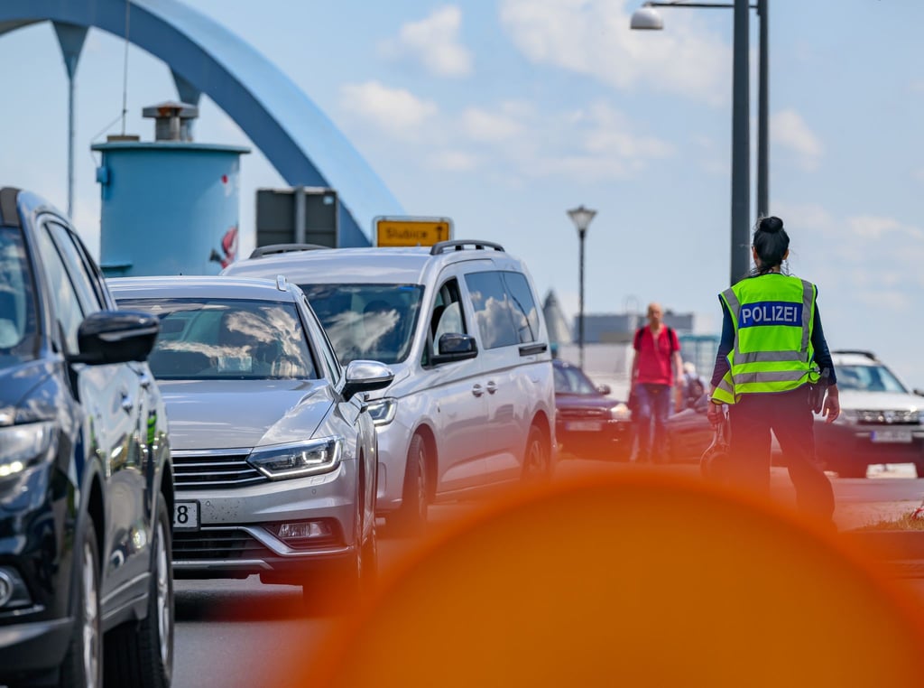 Auf beiden Seiten der deutsch-polnischen Grenze werden aktuell Autofahrer kontrolliert. Die Wirtschaft warnt vor Einbußen wegen Verkehrsbehinderungen.